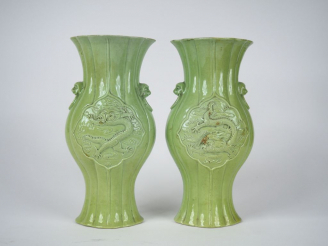 Vente aux enchères Paire de vases à panse godronnée en biscuit émaillé vert pomme, fineme