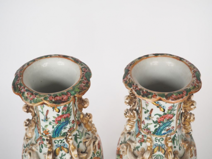 Paire de vases balustres en porcelaine de Canton, décor de faisans, de