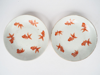 Vente aux enchères Paire de coupes en porcelaine blanche à décor de vagues ondulantes fin