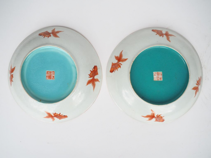 Paire de coupes en porcelaine blanche à décor de vagues ondulantes fin