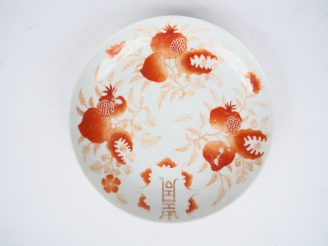 Vente aux enchères Coupe en porcelaine blanche émaillée et corail, décor de pêche de long