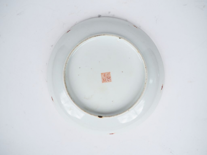 Coupe en porcelaine blanche émaillée et corail, décor de pêche de long