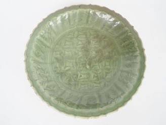 Vente aux enchères Plat floriforme en porcelaine et émail céladon type Long quan à décor 