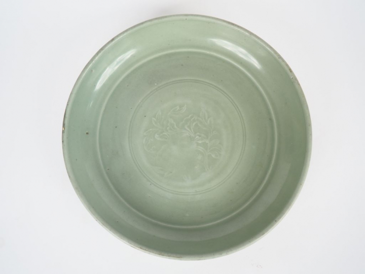 Coupe en porcelaine et émail céladon Long quan à décor moulé sous couv
