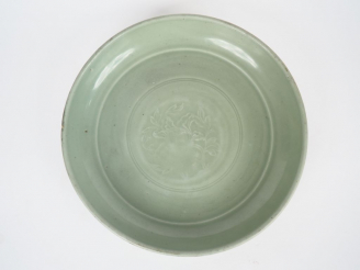 Vente aux enchères Coupe en porcelaine et émail céladon Long quan à décor moulé sous couv