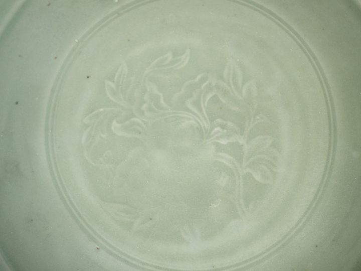 Coupe en porcelaine et émail céladon Long quan à décor moulé sous couv