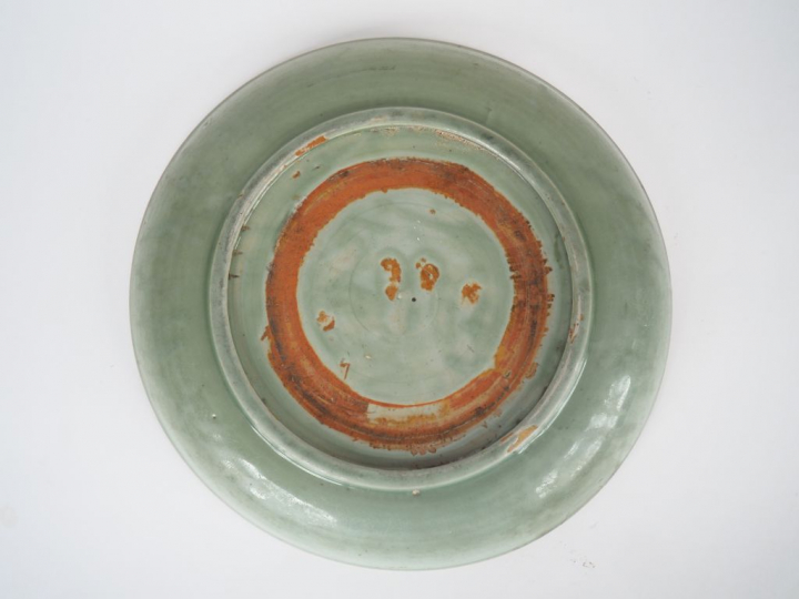Coupe en porcelaine et émail céladon Long quan à décor moulé sous couv