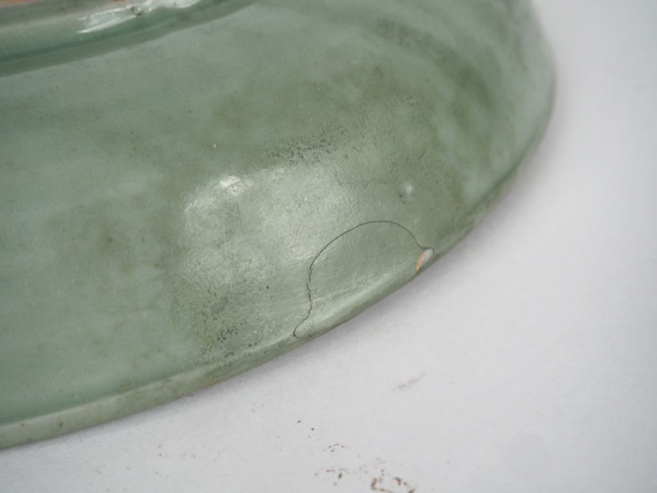 Coupe en porcelaine et émail céladon Long quan à décor moulé sous couv