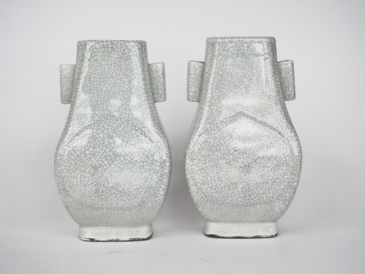 Paire de vases Hu à anses tubulaires ajourées, en porcelaine et émail 