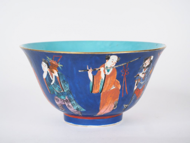 Coupe en porcelaine et émaux de la famille rose reposant sur un fond b