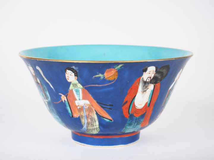 Coupe en porcelaine et émaux de la famille rose reposant sur un fond b