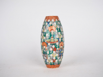 Vente aux enchères Vase de forme ovoide en porcelaine et émaux famille verte décor de lam