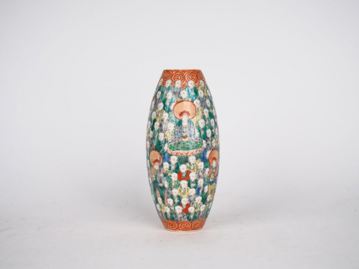 Vase de forme ovoide en porcelaine et émaux famille verte décor de lam
