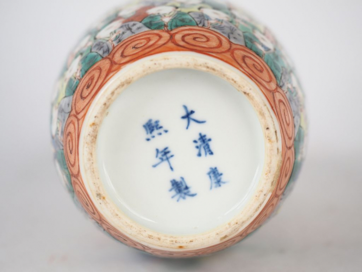 Vase de forme ovoide en porcelaine et émaux famille verte décor de lam