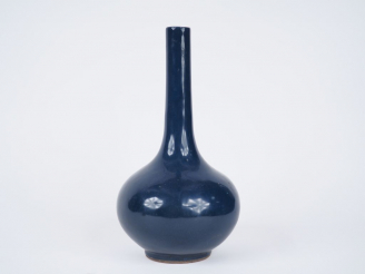 Vente aux enchères Vase bouteille à long col en porcelaine et émail bleu saphir marque et
