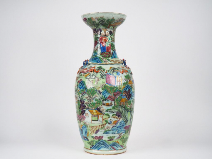 Important vase en porcelaine de Canton en émaux de la famille rose, fi