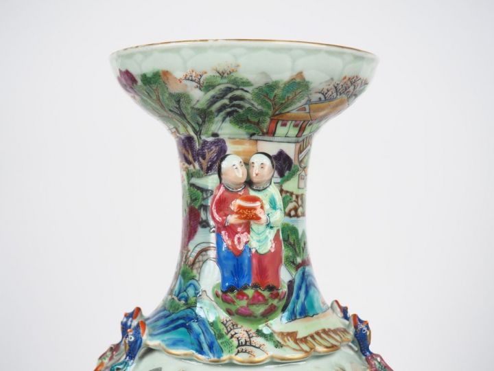 Important vase en porcelaine de Canton en émaux de la famille rose, fi