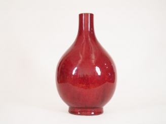 Vente aux enchères Vase bouteille à long col (rodé) en porcelaine et émail sang de bœuf C