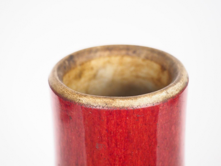 Vase bouteille à long col (rodé) en porcelaine et émail sang de bœuf C