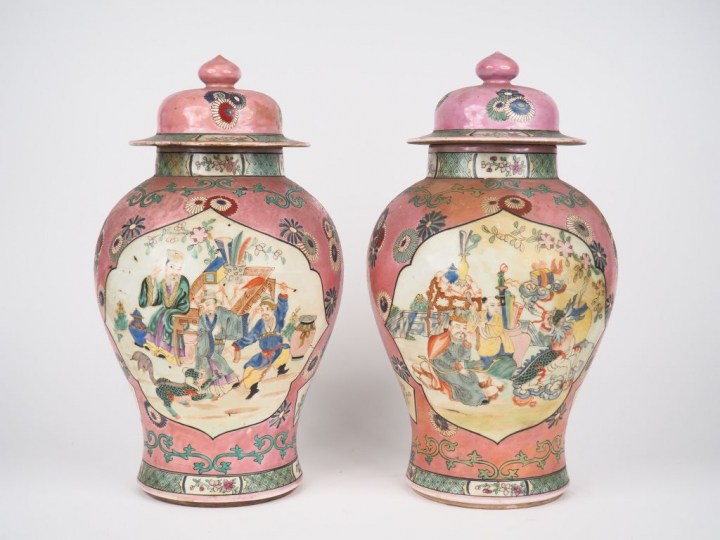 Paire de potiches couvertes en porcelaine et émaux de la famille rose 