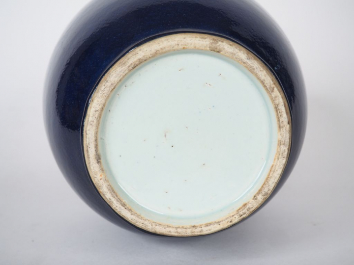 Vase pansu à long col en porcelaine bleu saphir  Chine deuxième moitié