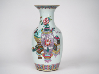 Vente aux enchères Vase balustre en porcelaine et émaux de la famille à décor d'objets mo