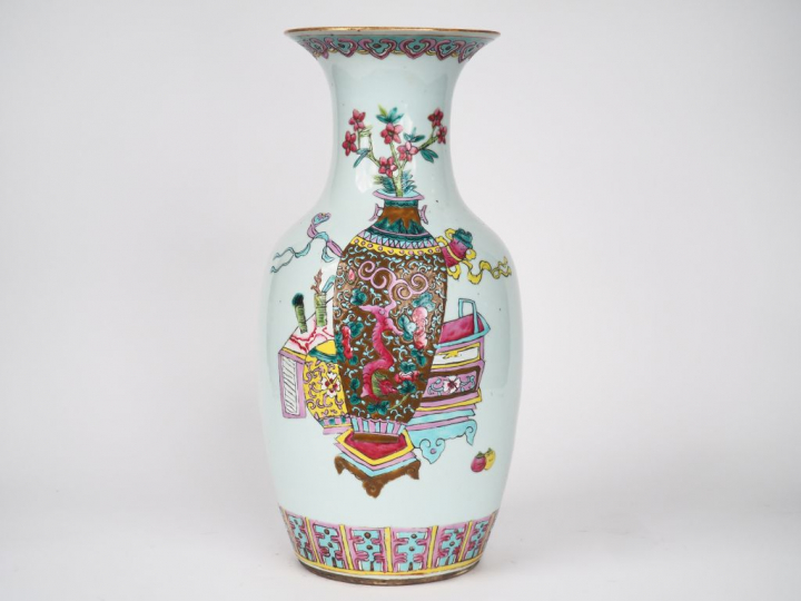 Vase balustre en porcelaine et émaux de la famille à décor d'objets mo