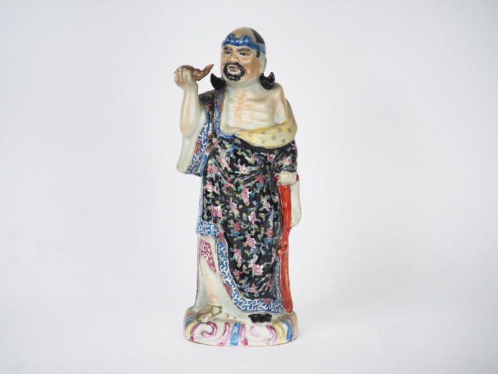 Statuette en porcelaine et émaux famille rose l'une représentant "Baxi