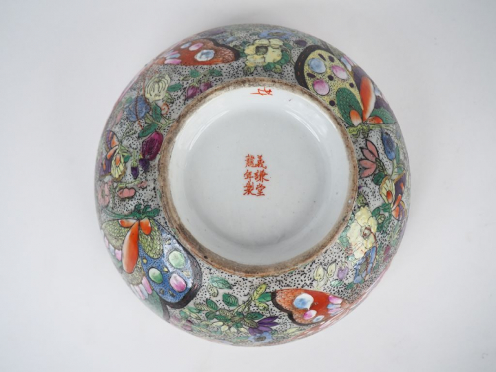 Bol à punch ou coupe en porcelaine de Canton décor famille rose à déco
