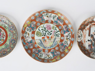 Vente aux enchères Ensemble de trois belles porcelaines de Canton en émaux style famille 