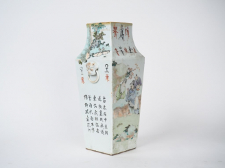Vente aux enchères Vase quadrangulaire en porcelaine et émaux style famille rose, à décor