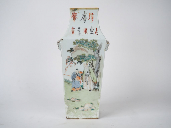 Vase quadrangulaire en porcelaine et émaux style famille rose, à décor