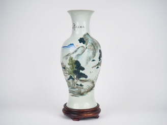Vente aux enchères Vase balustre en porcelaine et émaux polychromes, à décor d'un ermitag