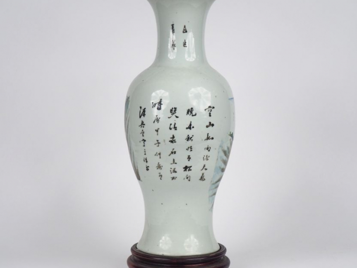 Vase balustre en porcelaine et émaux polychromes, à décor d'un ermitag