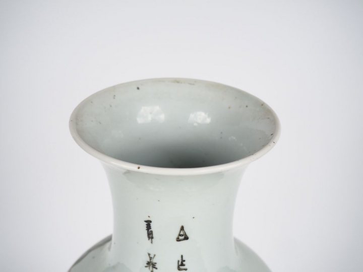 Vase balustre en porcelaine et émaux polychromes, à décor d'un ermitag