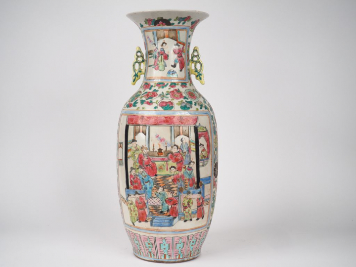 Chine, vers 1900,  Vase balustre en porcelaine et émaux famille rose, 