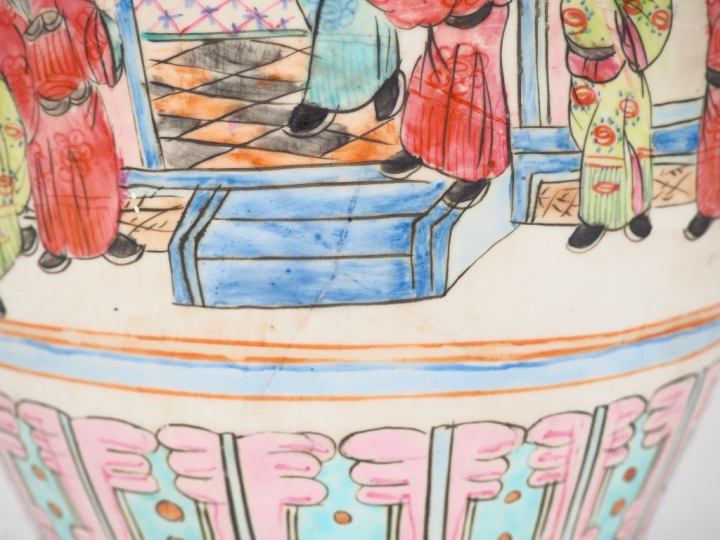 Chine, vers 1900,  Vase balustre en porcelaine et émaux famille rose, 