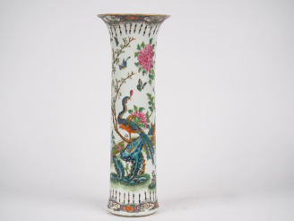 Vente aux enchères Vase cornet en porcelaine et émaux dans le style de la famille rose, d