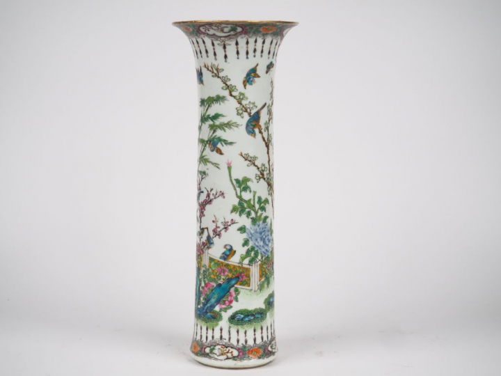 Vase cornet en porcelaine et émaux dans le style de la famille rose, d