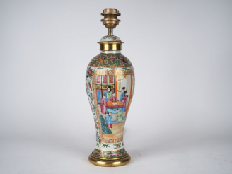 Vente aux enchères Potiche couverte en porcelaine de Canton dans le style famille rose, d