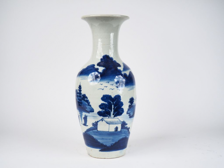 Vase balustre en porcelaine bleue, décor émail céladon d'embarcations 
