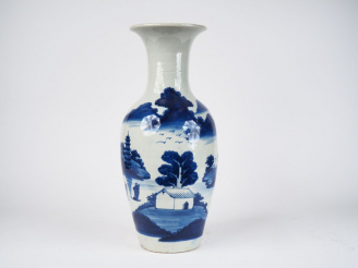 Vente aux enchères Vase balustre en porcelaine bleue, décor émail céladon d'embarcations 