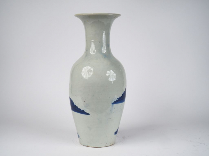 Vase balustre en porcelaine bleue, décor émail céladon d'embarcations 