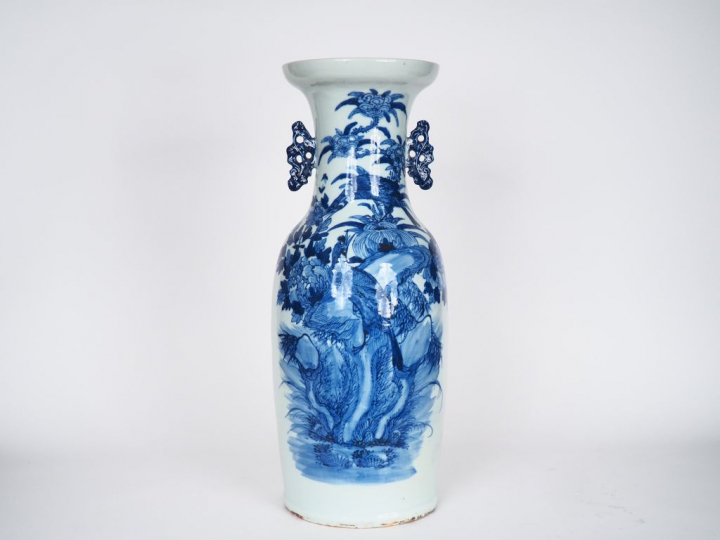 Grand vase balustre en porcelaine bleue sous couverte, à décor d'un co