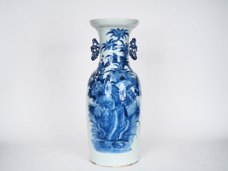 Vente aux enchères Grand vase balustre en porcelaine bleue sous couverte, à décor d'un co