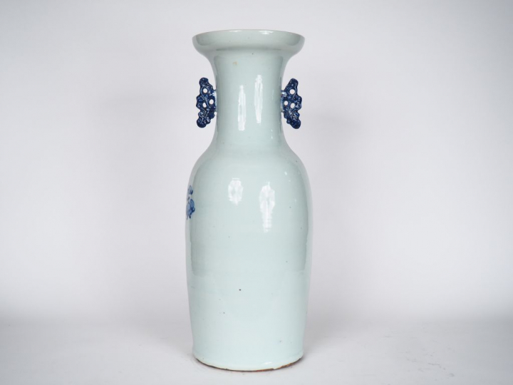 Grand vase balustre en porcelaine bleue sous couverte, à décor d'un co