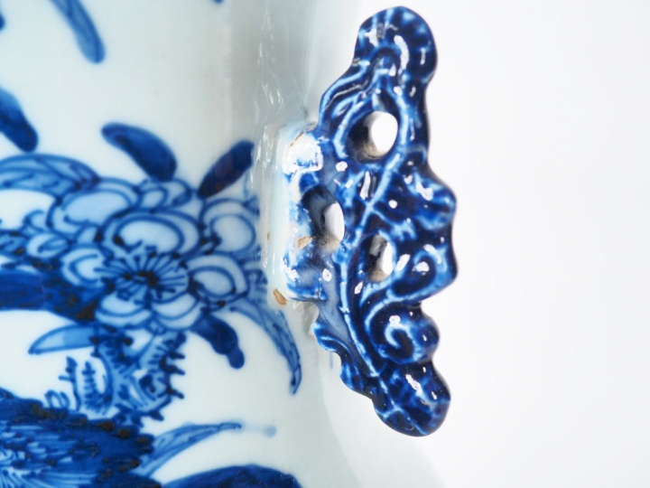 Grand vase balustre en porcelaine bleue sous couverte, à décor d'un co