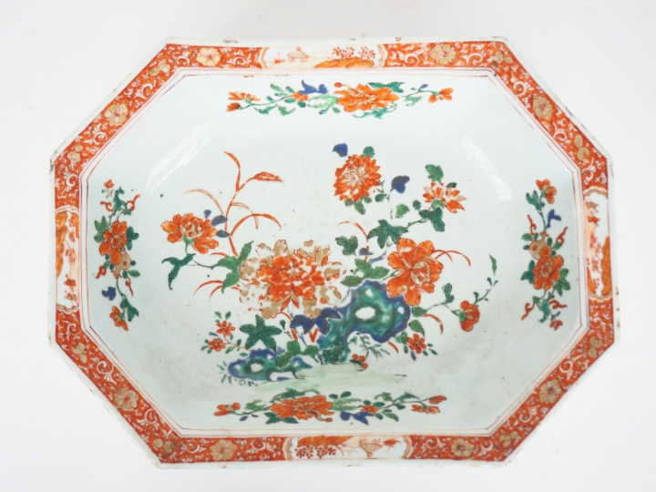 Chine, période Guang Xi,  Plat de forme octogonale en porcelaine de la