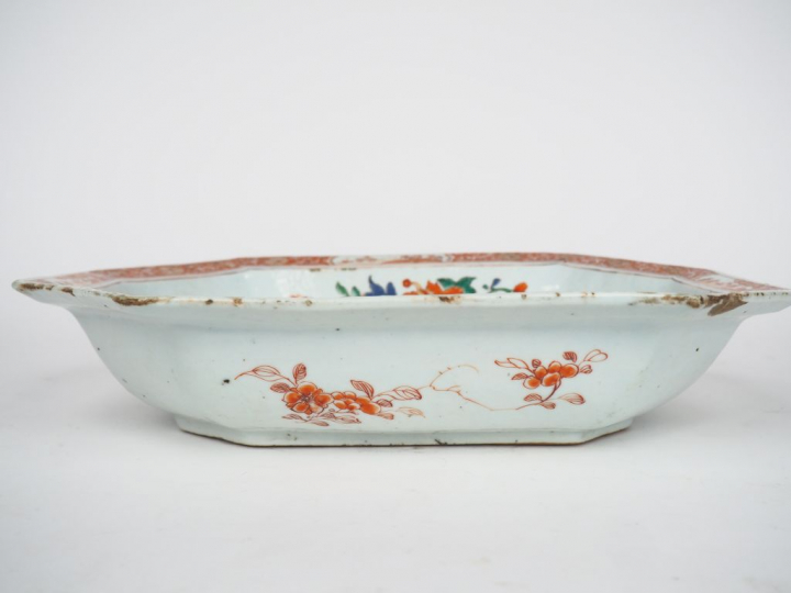 Chine, période Guang Xi,  Plat de forme octogonale en porcelaine de la