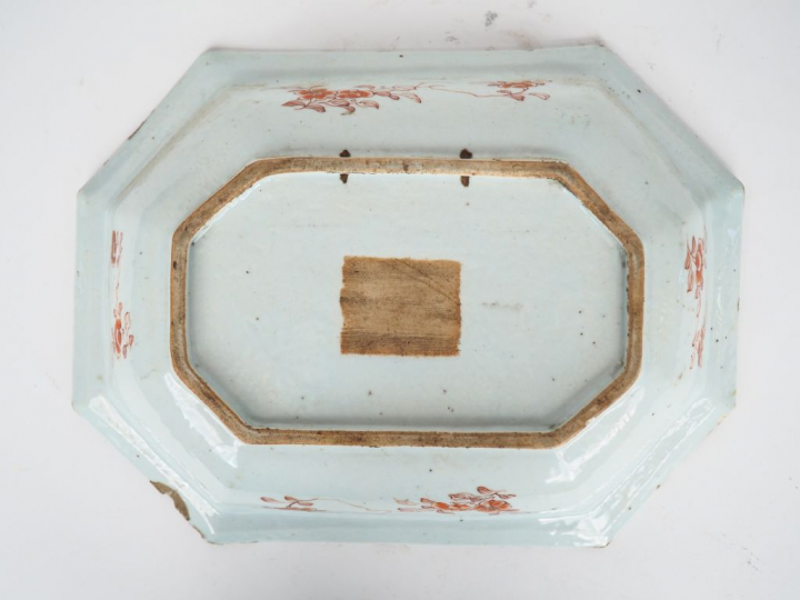 Chine, période Guang Xi,  Plat de forme octogonale en porcelaine de la